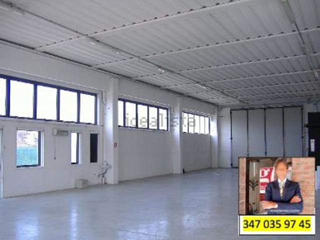Capannone in affitto di 450 m² in Via Alessandro Volta