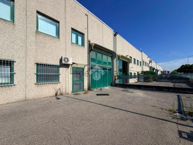 Capannone in affitto di 450 m² in Via Borello