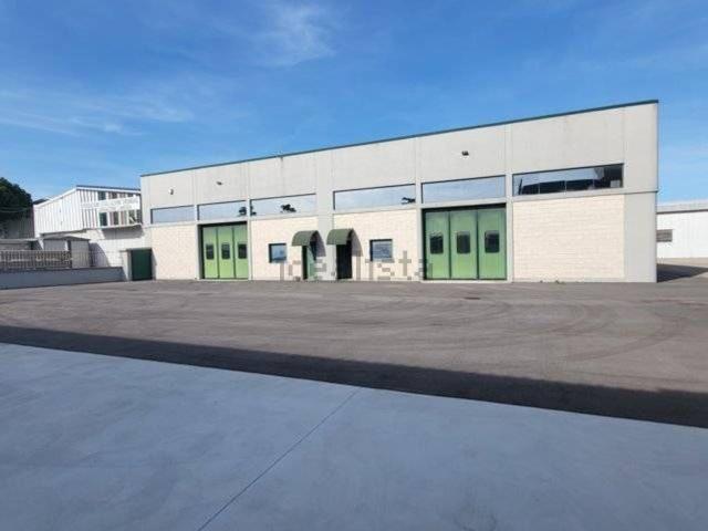 Capannone in affitto di 450 m² in Via Fosso Foreste
