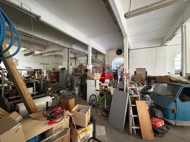 Capannone in affitto di 450 m² in Via Ferriera, 72