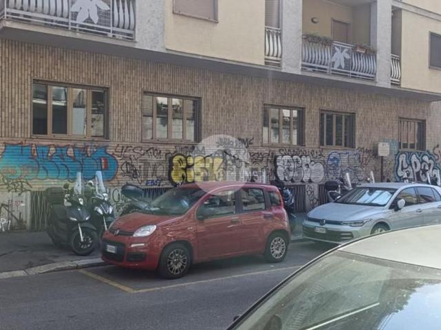 Capannone in affitto di 450 m² in Via Savona