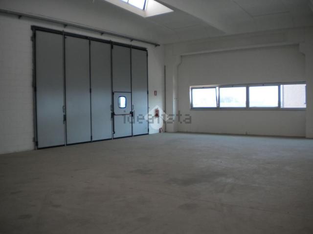 Capannone in affitto di 450 m² in Via Primo Maggio, 52