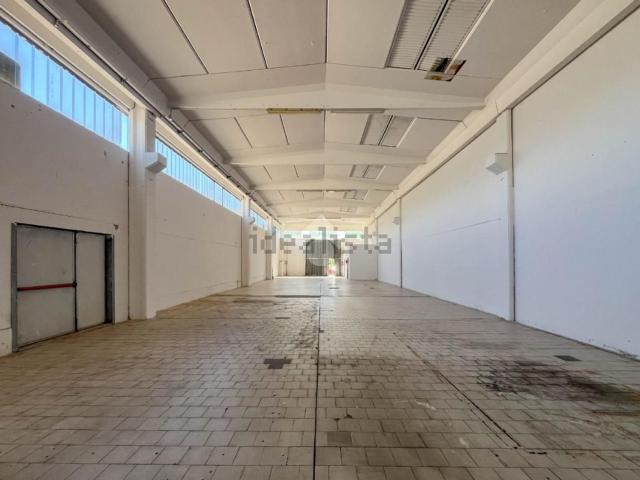 Capannone in affitto di 450 m² in Via Trinità