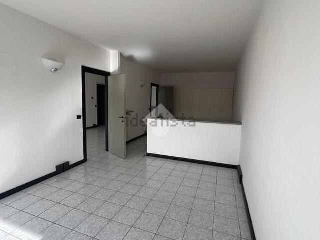 Capannone in affitto di 450 m² in Via Vittorio Emanuele Orlando, 35