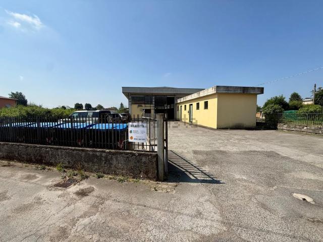 Capannone in affitto di 450 m² in Via Villa Fontana