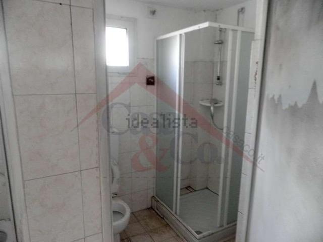 Capannone in affitto di 455 m² in Via Lorenzo Perosi