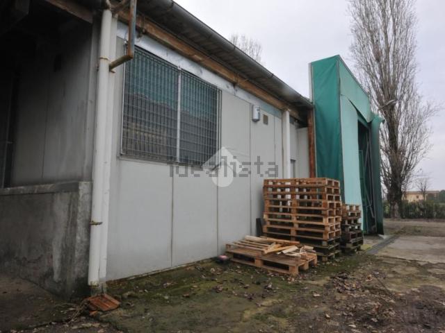 Capannone in affitto di 460 m² in Via Fiumana Sinistra, 18
