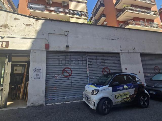 Capannone in affitto di 460 m² in Via Monte Patulo, 16