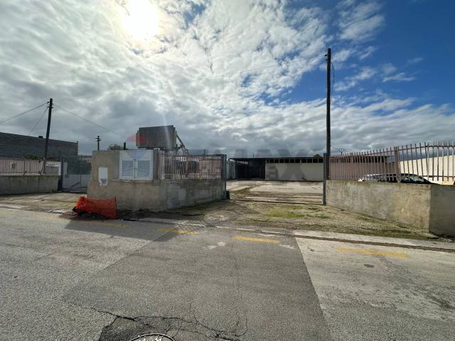 Capannone in affitto di 479 m² in Via Giovanni Gentile, 111