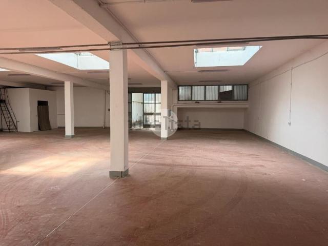 Capannone in affitto di 480 m² in Via Arcivescovo Romilli