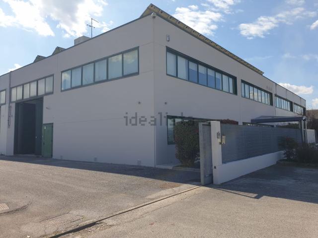 Capannone in affitto di 481 m² in Via A. Malignani, 22