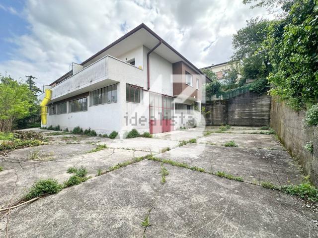 Capannone in affitto di 485 m² in Via Antonio Tribel, 1