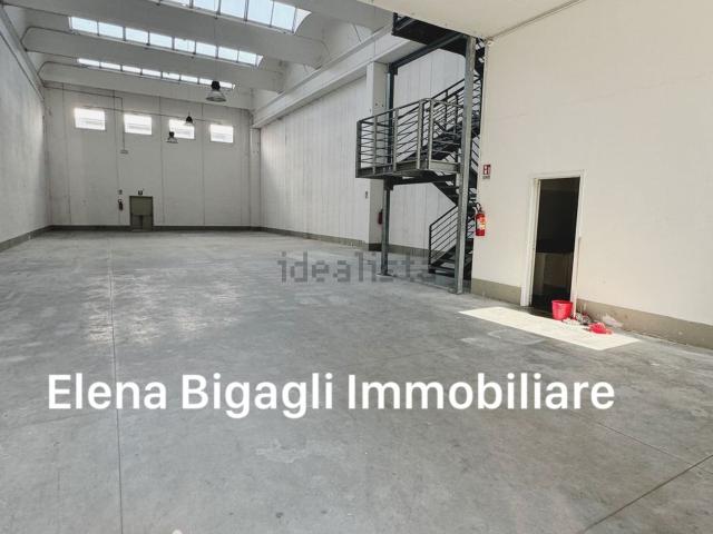 Capannone in affitto di 487 m² in Via del Ferro