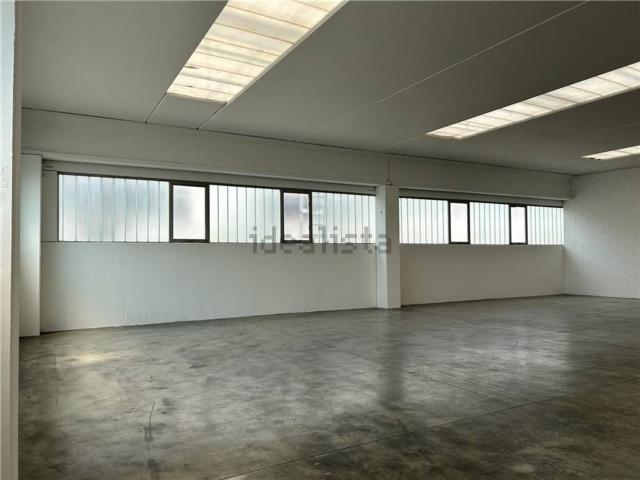 Capannone in affitto di 490 m² in Via Cornella, 24