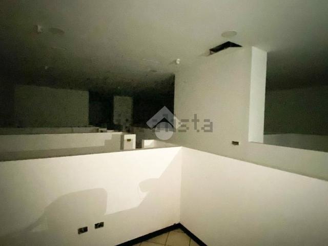 Capannone in affitto di 490 m² in Via Roma, 6