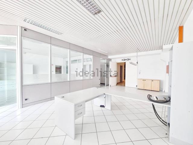 Capannone in affitto di 495 m² in Via Marsala