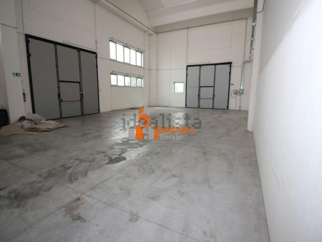 Capannone in affitto di 500 m² in Via Cava, 95