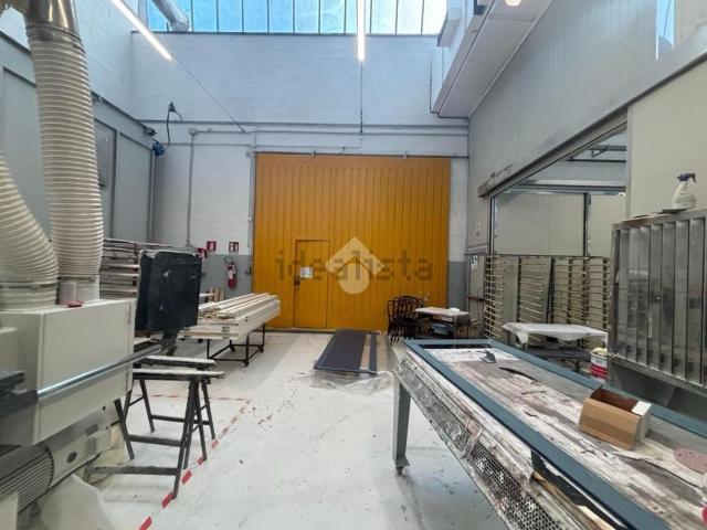 Capannone in affitto di 500 m² in Via Caduti Medesi, 13