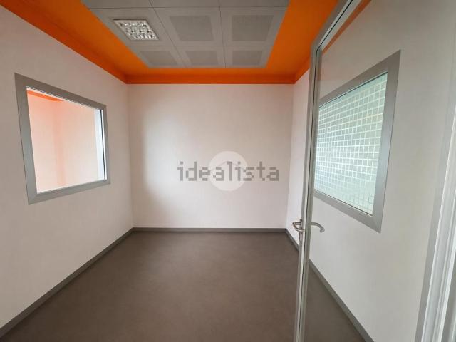 Capannone in affitto di 500 m² in Via Amerigo Vespucci