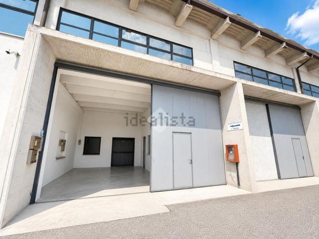 Capannone in affitto di 500 m² in Via Amerigo Vespucci, 32