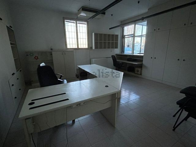 Capannone in affitto di 500 m² in Via Arena