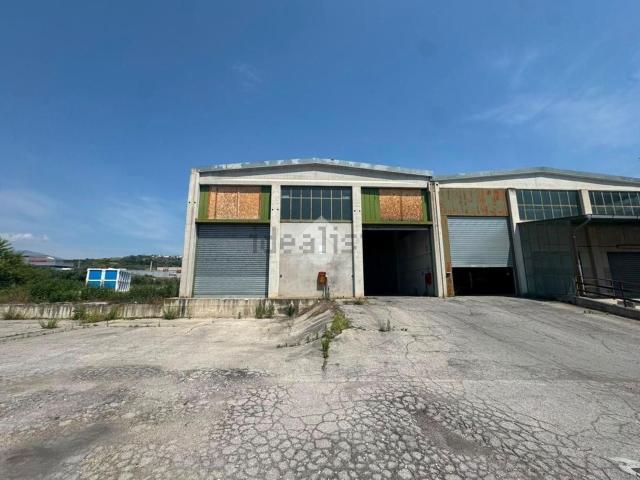 Capannone in affitto di 500 m² in Via Attilio Di Sante
