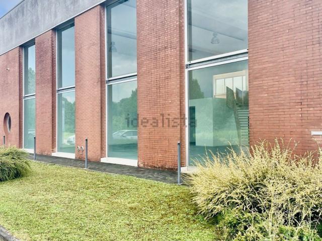 Capannone in affitto di 500 m² in Via Barcis