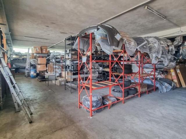 Capannone in affitto di 500 m² in Via Generale G. Sirtori, 6