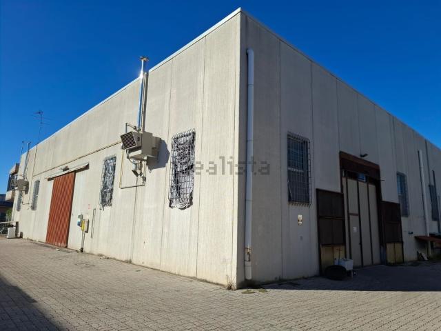 Capannone in affitto di 500 m² in Via Grazia Deledda, 8
