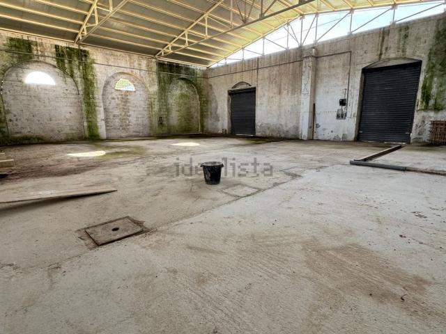 Capannone in affitto di 500 m² in Via Guagnano