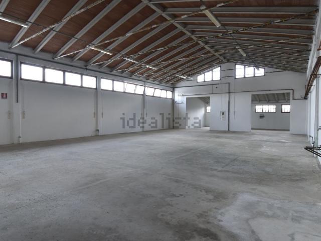 Capannone in affitto di 500 m² in Via Dante Alighieri