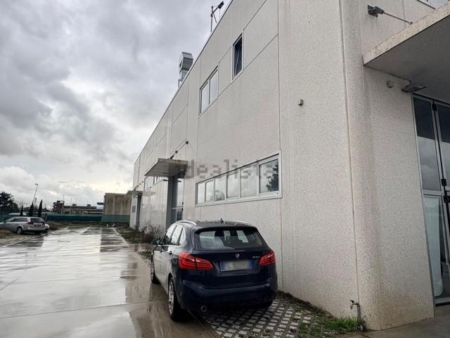 Capannone in affitto di 500 m² in Via dei Fossi
