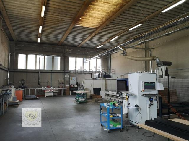 Capannone in affitto di 500 m² in Via delle Industrie