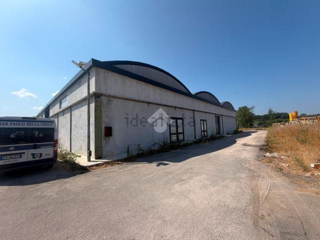 Capannone in affitto di 500 m² in Via Ferrazza