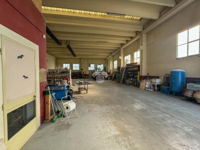 Capannone in affitto di 500 m² in Via IV Novembre, 45