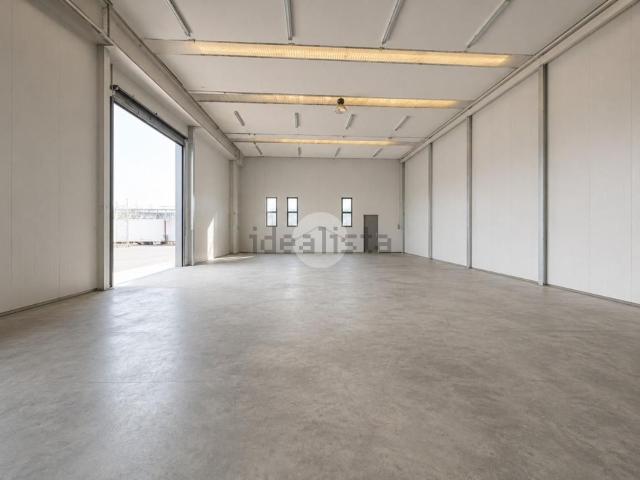Capannone in affitto di 500 m² in Via Luigi Galvani