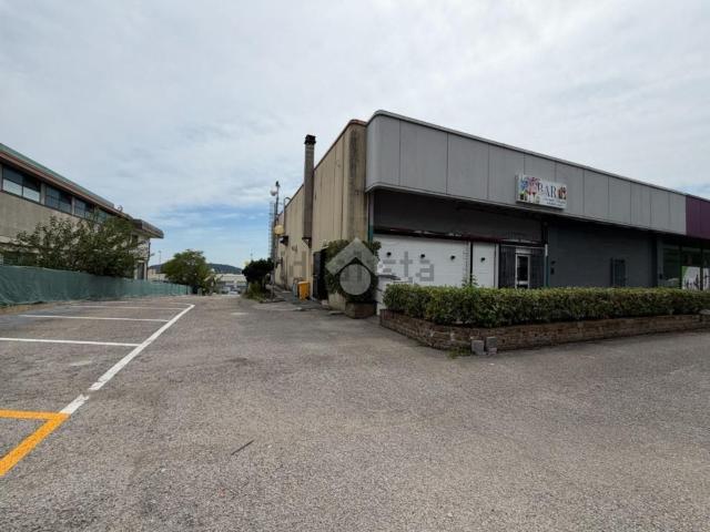 Capannone in affitto di 500 m² in Via Molinetto, 23