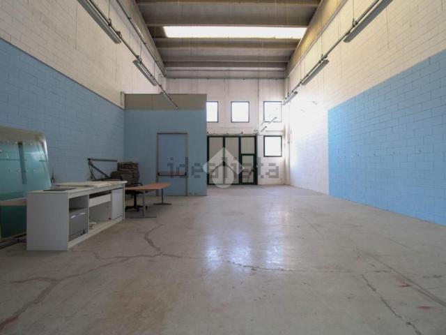 Capannone in affitto di 500 m² in Via Novarino, 6