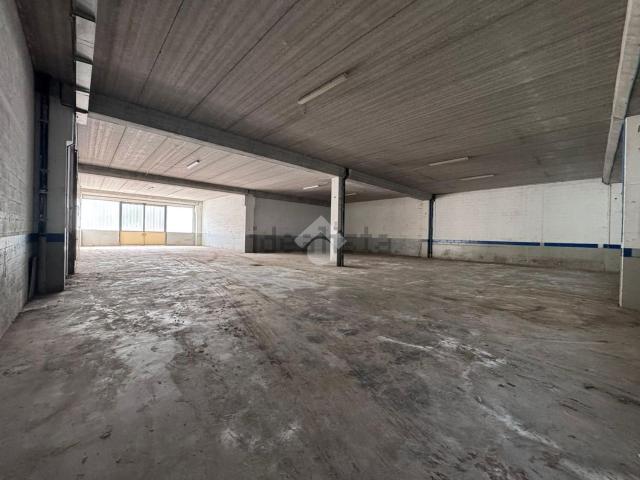 Capannone in affitto di 500 m² in Via Pian dei Ratti