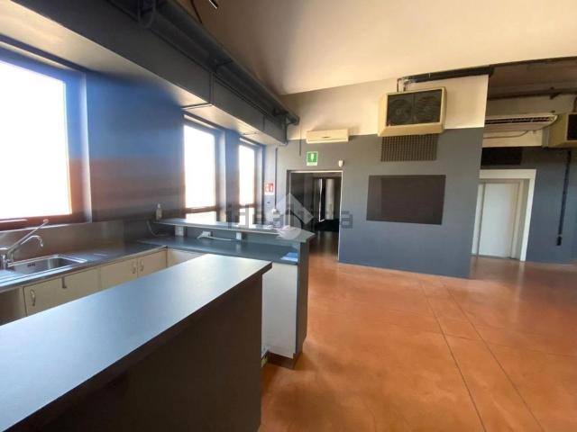 Capannone in affitto di 500 m² in Via Venezia, 28