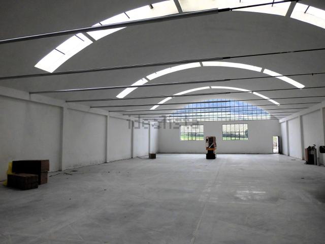 Capannone in affitto di 500 m² in Viale Arturo Labriola