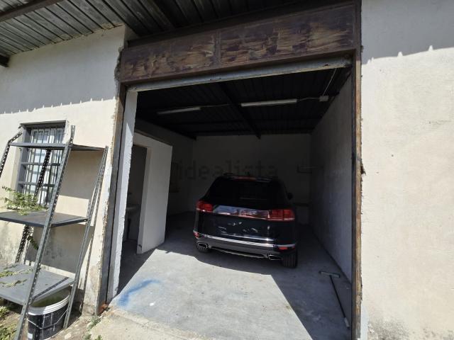 Capannone in affitto di 50 m² in Strada Privata Monterusso, 100