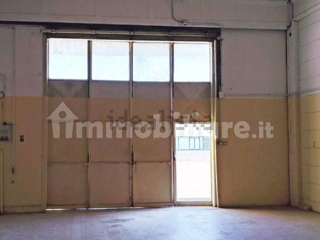 Capannone in affitto di 510 m² in Via dei Boschi