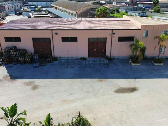 Capannone in affitto di 510 m² in Via Elorina