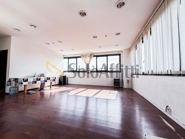 Capannone in affitto di 525 m² in Via Giordania, 13