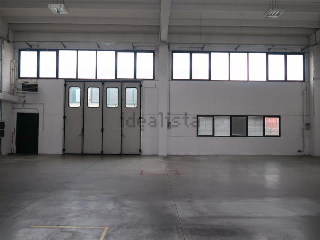Capannone in affitto di 535 m² in Via Cicogna