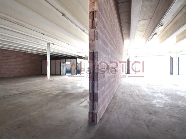 Capannone in affitto di 535 m² in Via Stazione