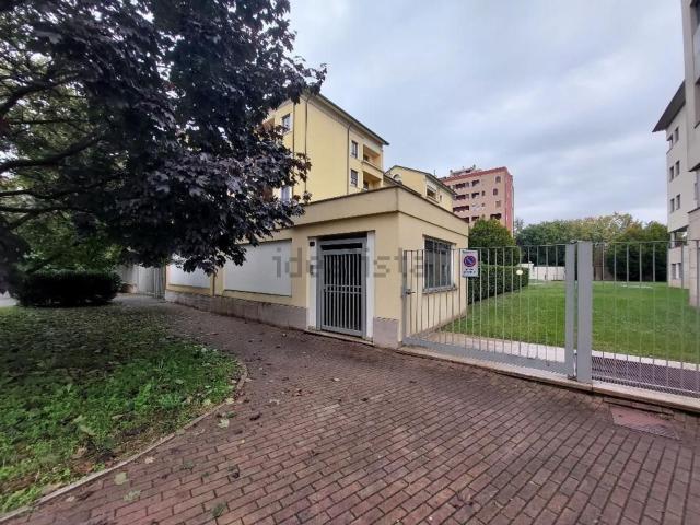 Capannone in affitto di 540 m² in Via Giuseppe Ferrari, 39