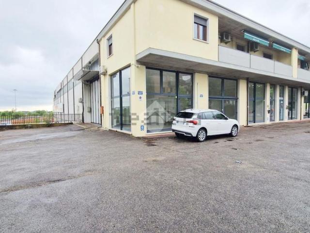 Capannone in affitto di 540 m² in Via Maiella, 22