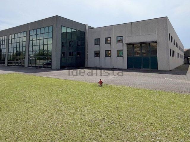 Capannone in affitto di 5412 m² in Via Cesare Cantù